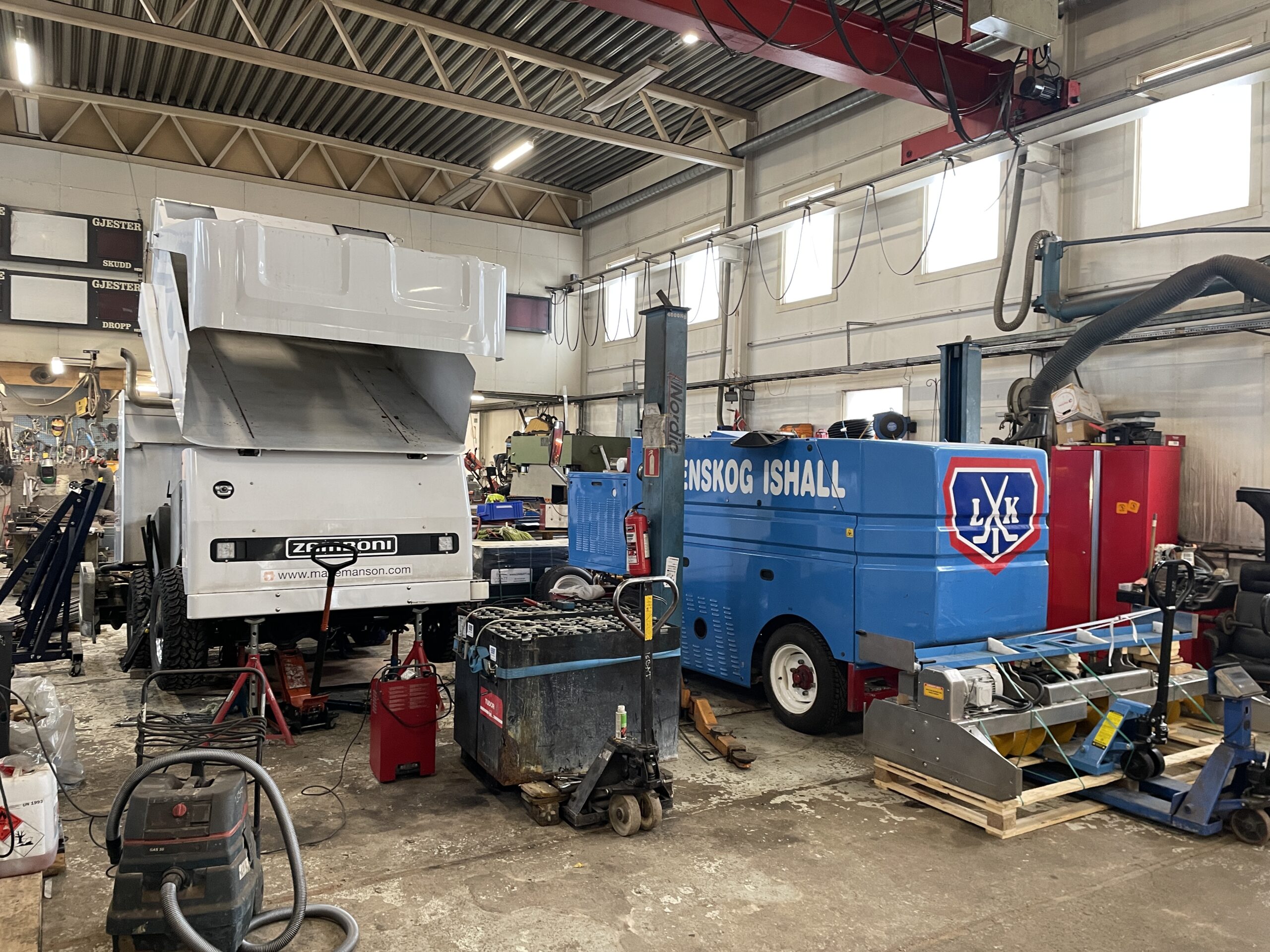 Verkstedsarbeid for isbaneutstyr